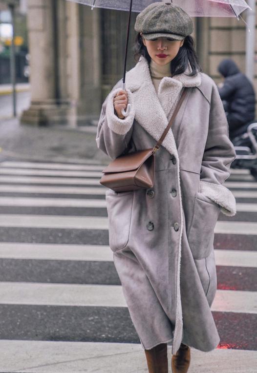 2022年流行皮毛一体外套,2020年皮毛一体格子外套搭配