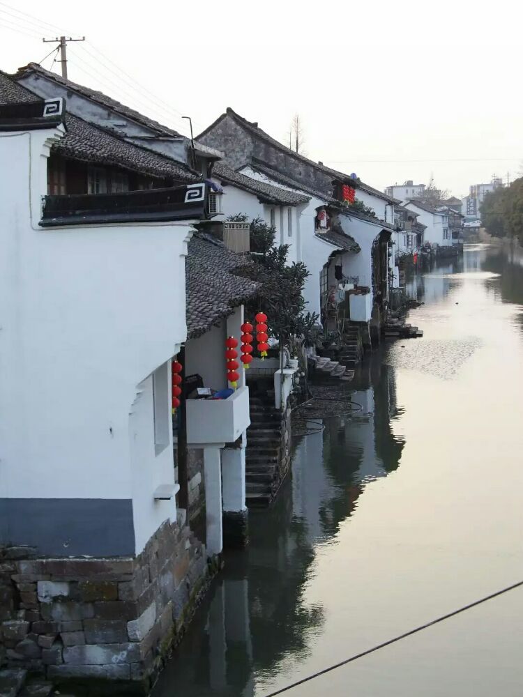 王店古称梅里，始建于五代后晋天福年间，距今有1000多年（2）。