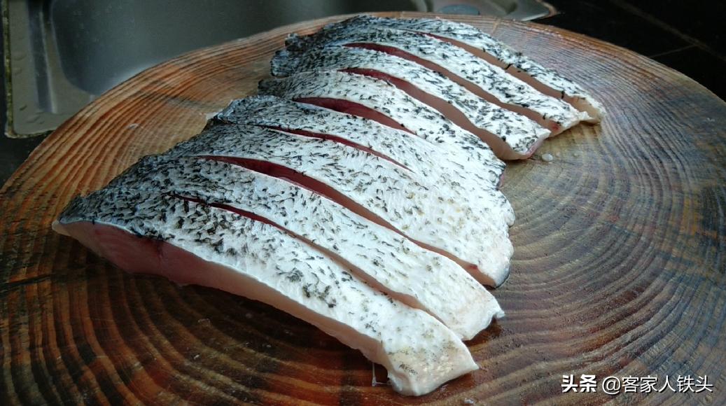 教你一个鱼肉百吃不厌的做法,鱼肉这样做香嫩入味无需放大料