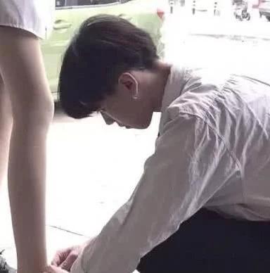 男朋友嫌给你系鞋带丢人,男票弯腰给女孩系鞋带