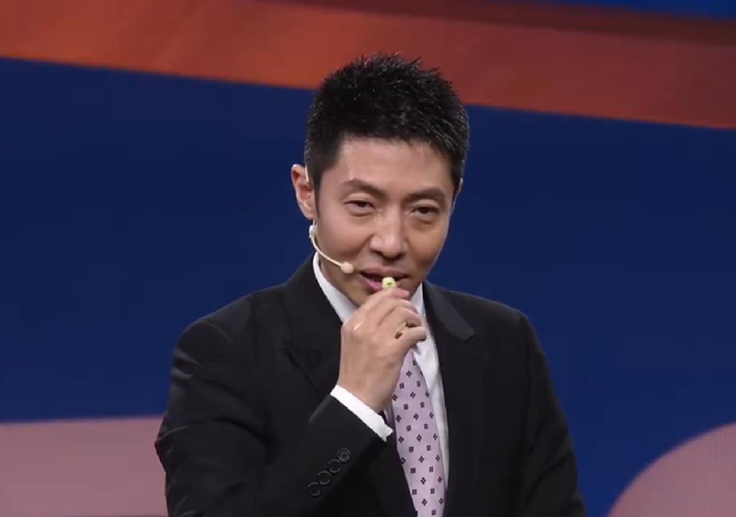 撒贝宁和小尼拍的一个视频,撒贝宁被小尼吐槽吃相难看抢着吃