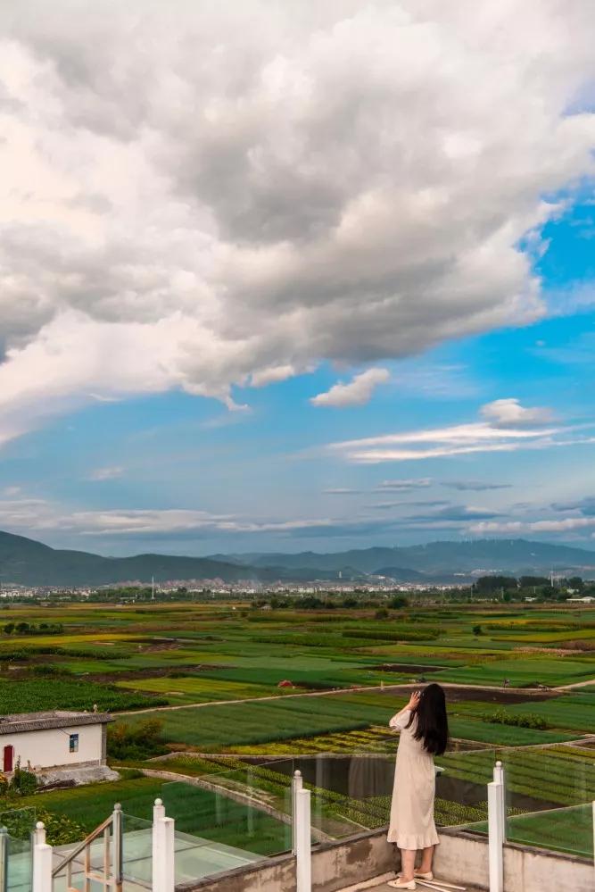 他建了一个3000㎡的浪漫花园，情侣不远千里只为一场草坪婚礼