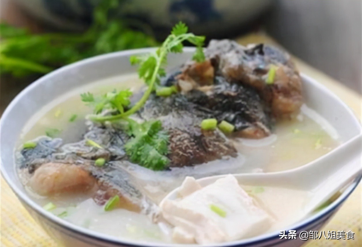 炖鱼汤，做好5个重要步骤，出锅后汤白味道香，不发黑没腥味