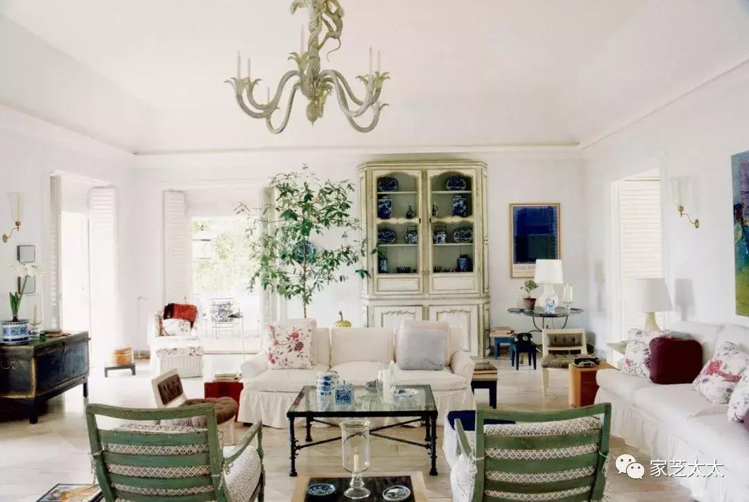 我和有钱人之间，就差一张白沙发了