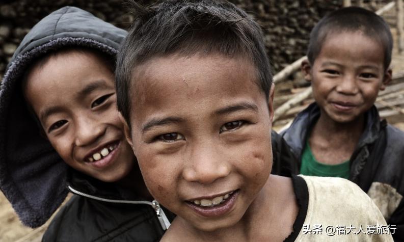 与中国人同源的跨境民族阿卡人:生活艰辛热情好客,劝酒功夫没丢