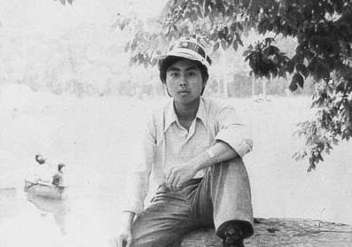 海子25岁自杀后,留下5封遗书,都有写道:我的死,是他俩造成的