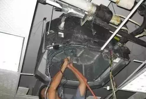 清洗天花机用拔电吗,天花机拆卸清洗方法