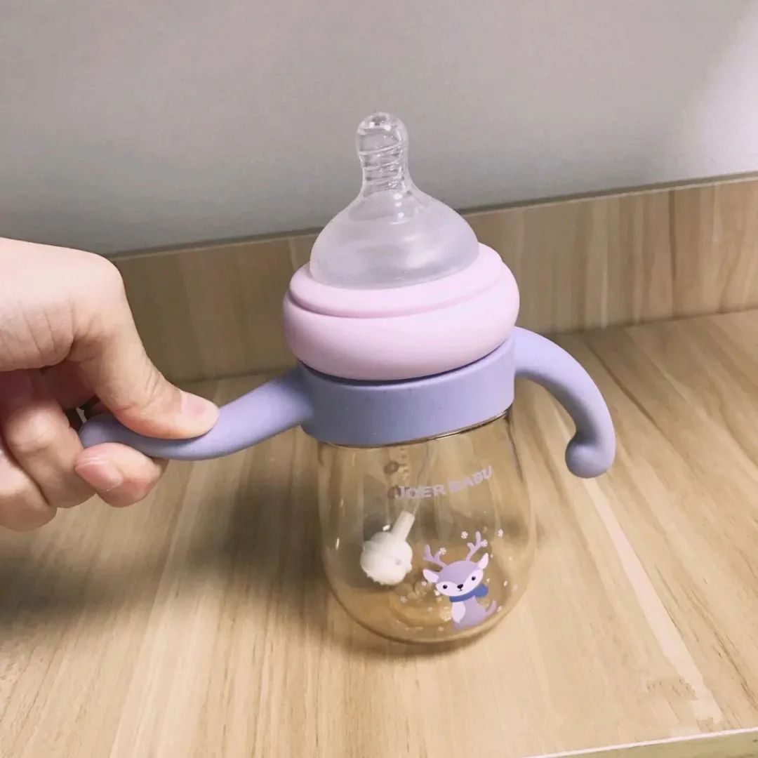 宝宝一眼相中的奶瓶,宝宝奶瓶尝试了很久还不会喝