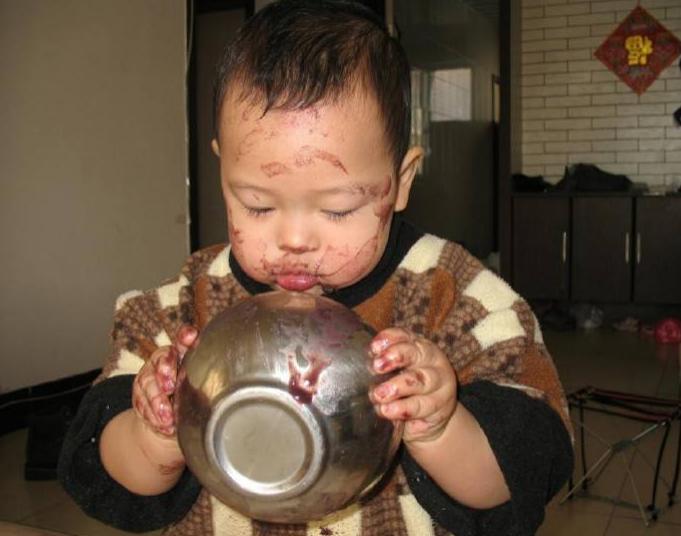 嫌弃宝宝自己吃饭脏就喂饭,嫌弃宝宝吃得多是妈妈有问题