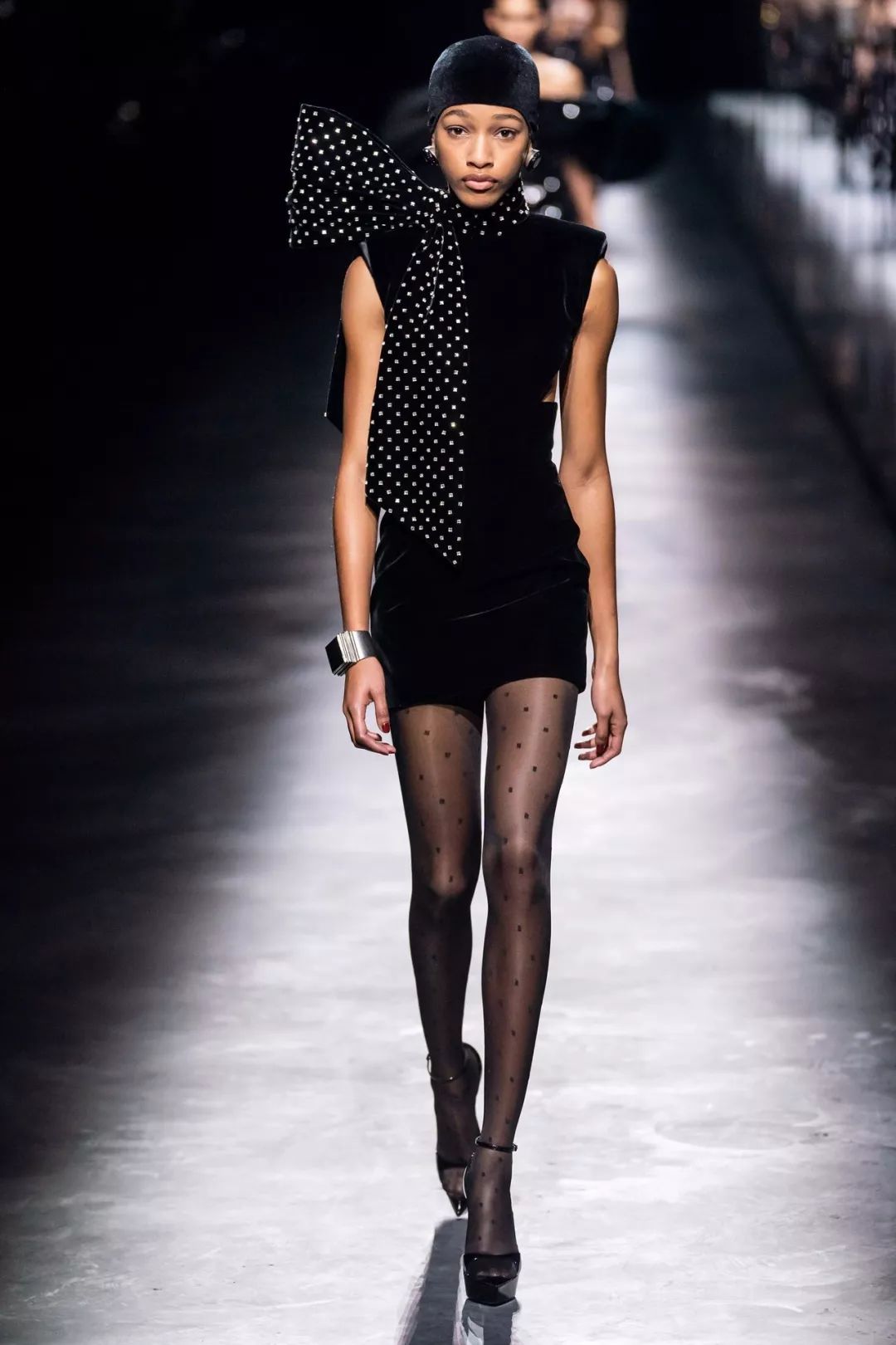 那个卖口红的YSL，教会女孩不色情的穿黑*袜丝**