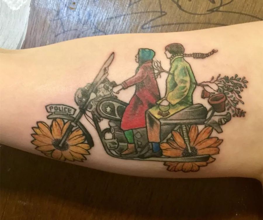 一个20岁小伙子的故事,一个20出头的男孩爱上一个女孩