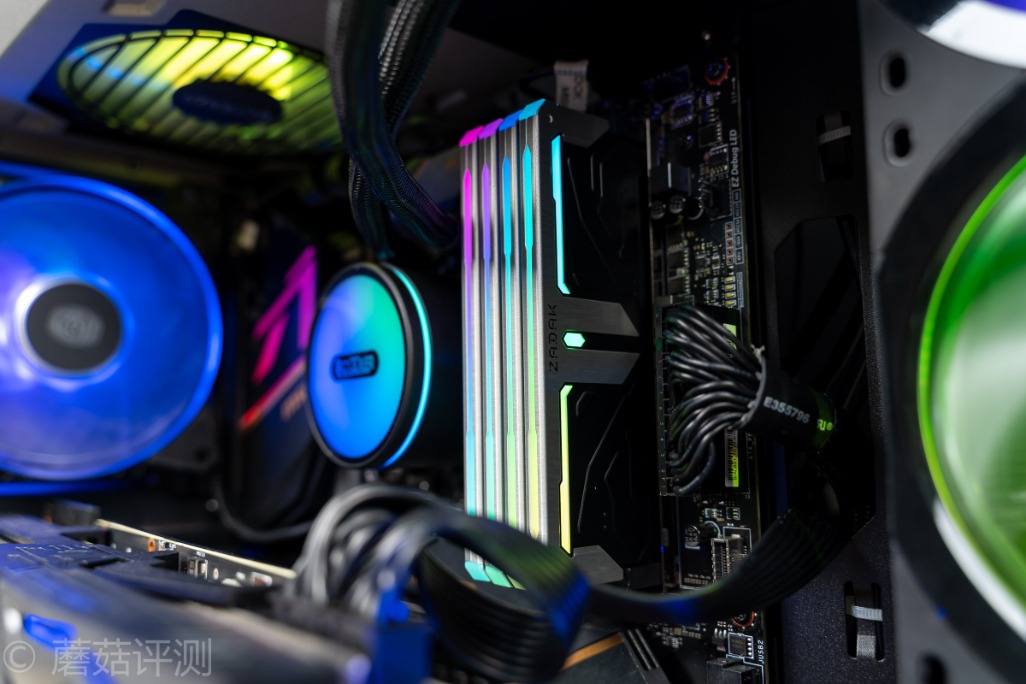 颜值和性能都很能打、扎达克SPARK台式机内存条评测