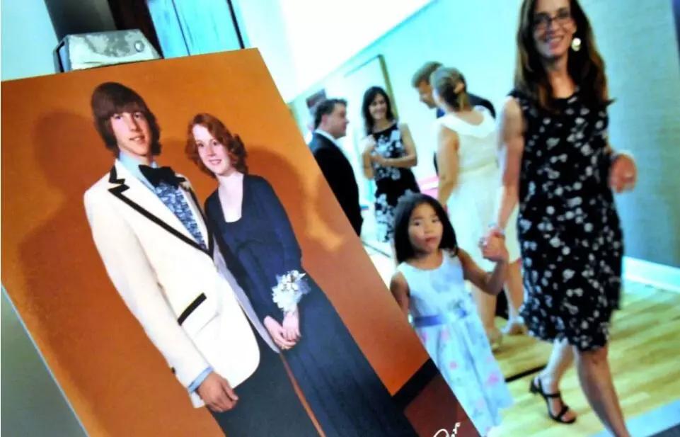 发现老婆跟初恋联系了怎么挽回,妻子和初恋一直保持联系说明什么