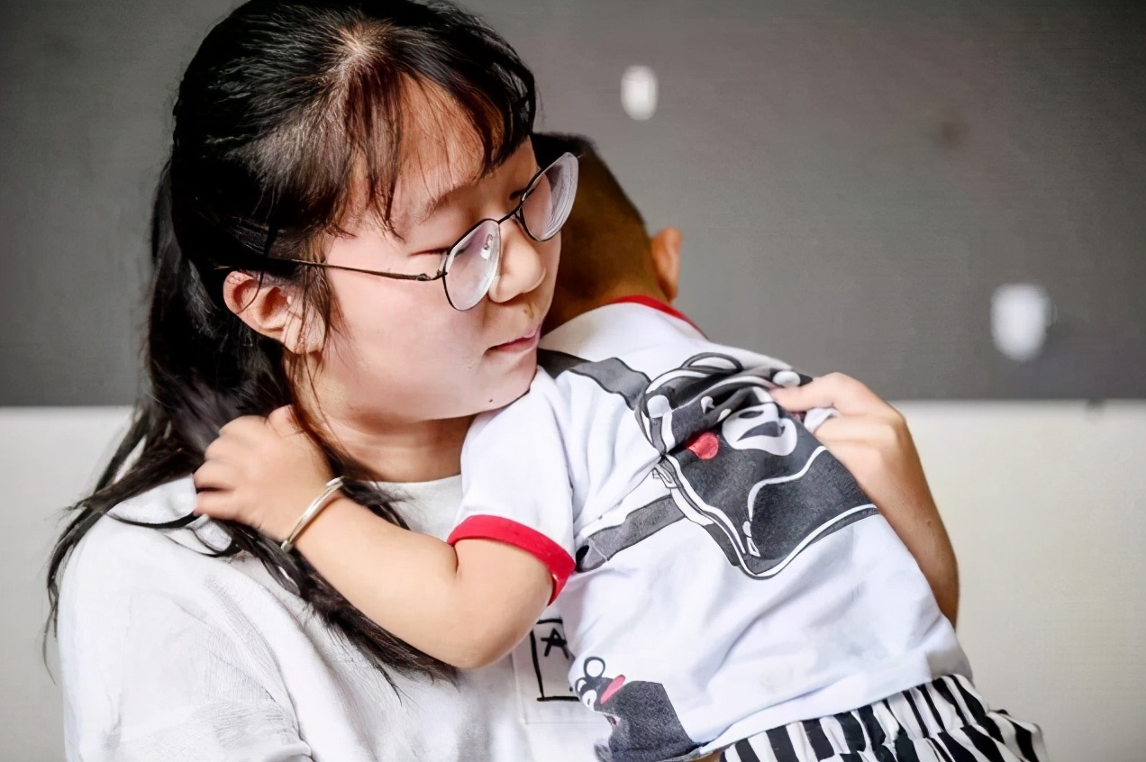 新生儿吐奶怎么办最有效的方法,新生儿吐奶怎么处理最有效