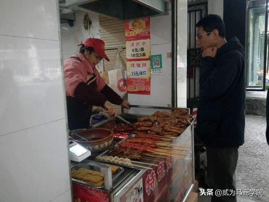 她专烤大猪蹄子,开店7年每天收入6000元