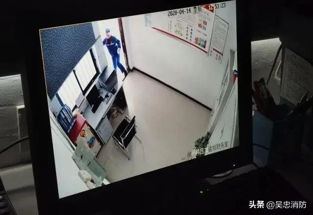 汽车加油发动机起火怎么办,加油时车辆突然起火应怎么处理