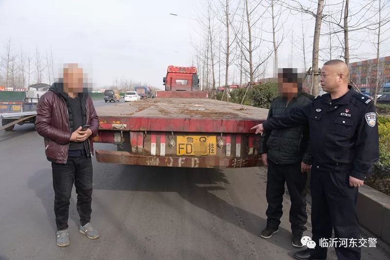 *牌套**车齐上路！临沂这俩司机心真大