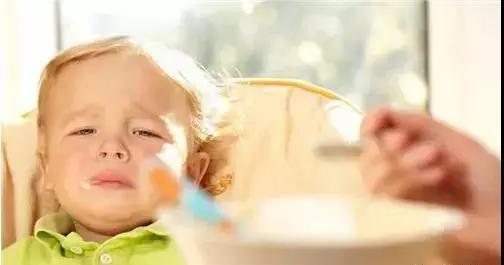 吐奶怎么确定是否奶粉过敏,宝宝喝奶粉频繁吐奶是假奶粉吗