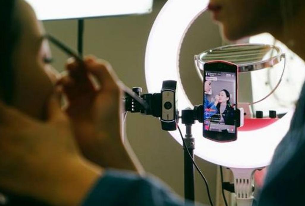 宝妈在家直播带货赚了200万,90后辣妈直播