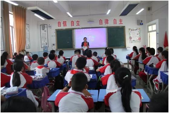 都匀市人民法院到市四小开展法治宣传活动