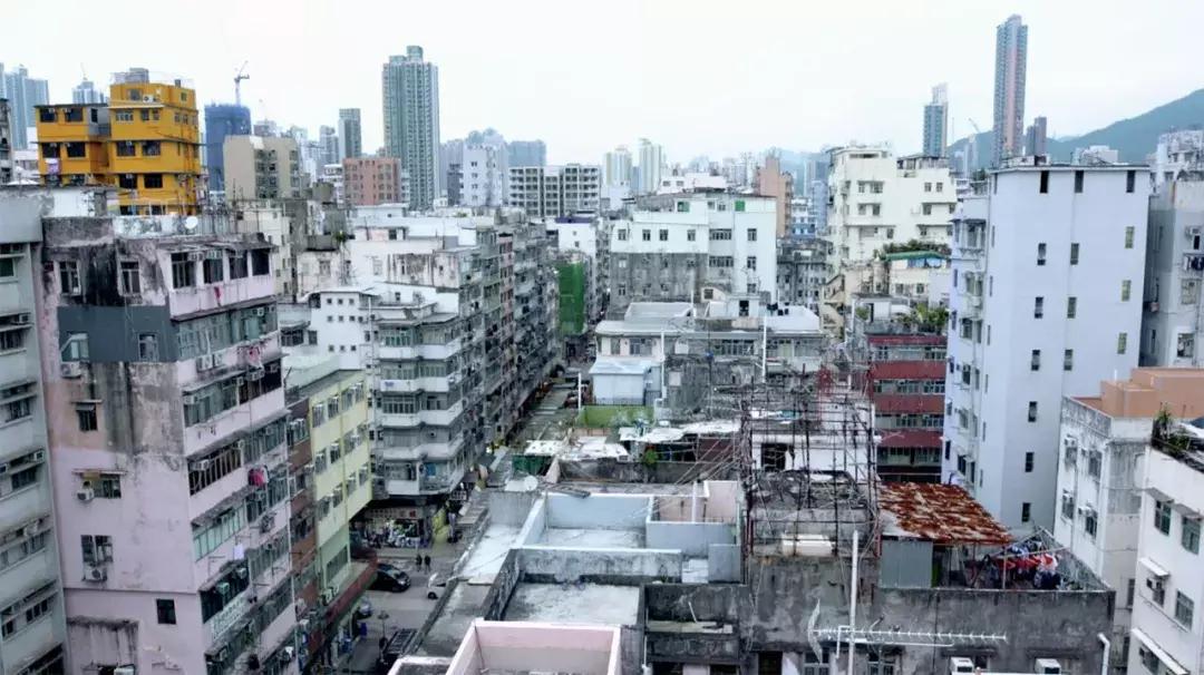 香港年轻人一辈子买不起房，把破出租屋改成复古小窝