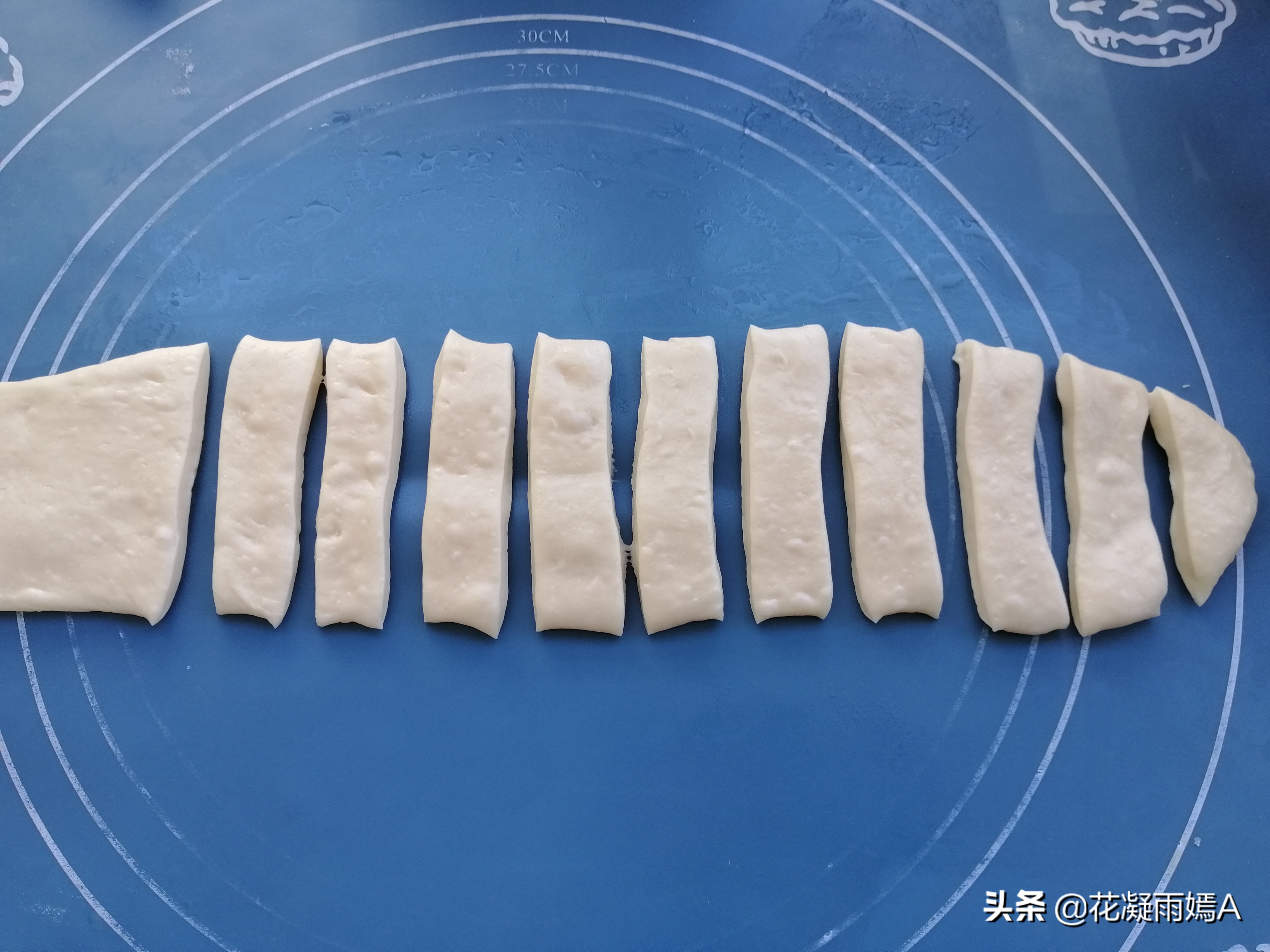 做好的油条摆摊怎么出摊,油条最简单的做法只用面粉鸡蛋