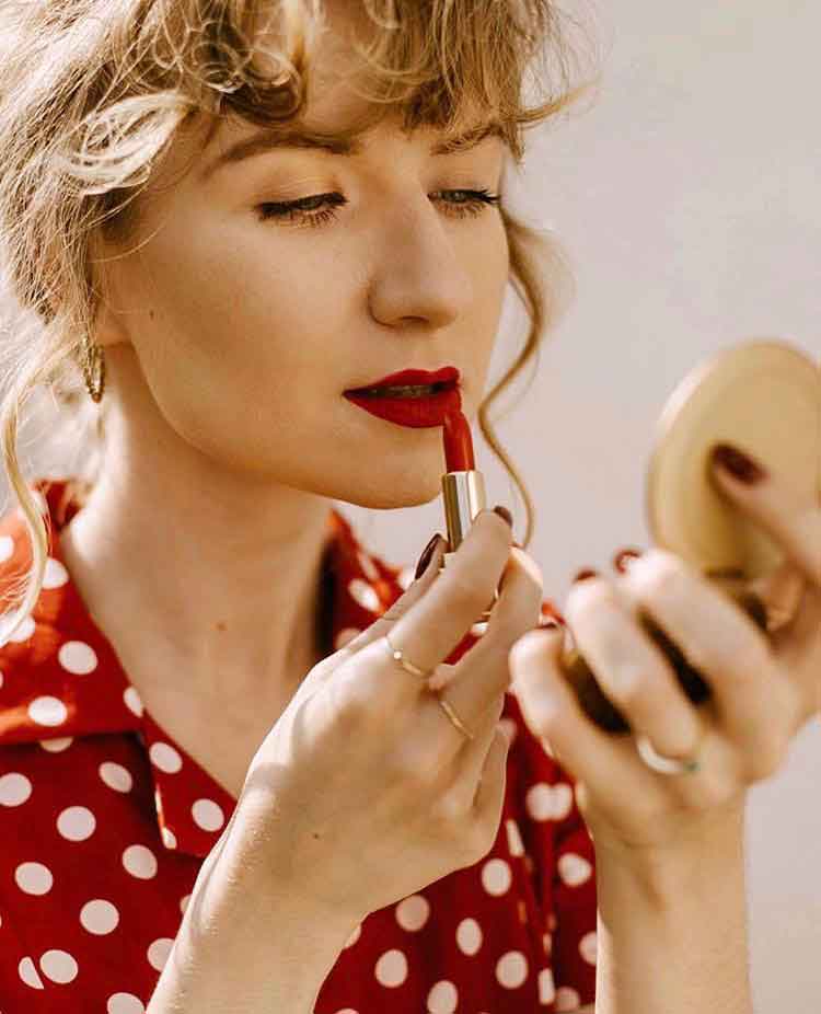 法国女人喜欢玫红色口红图片,法国女人最爱什么颜色口红