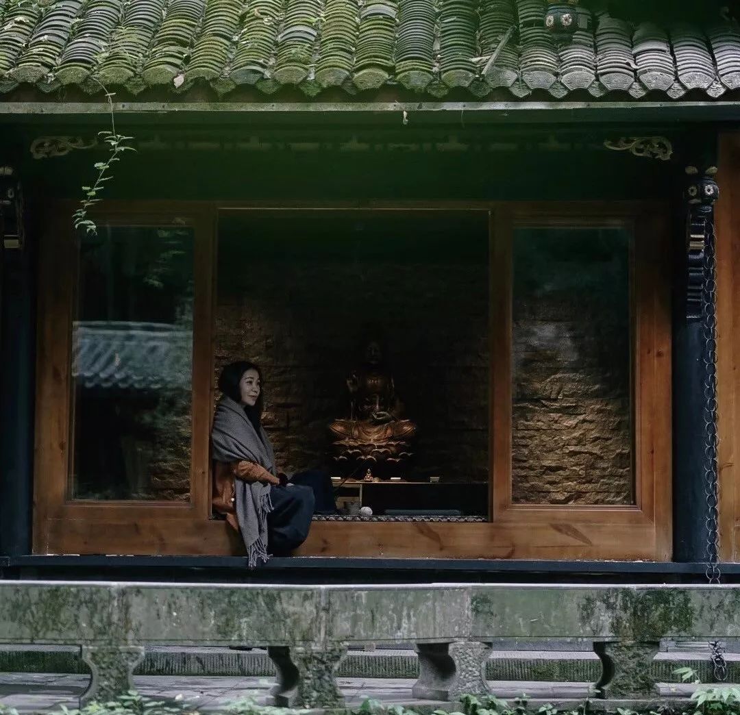 一家开在闹市里的茶馆,一家开在寺庙内的咖啡店