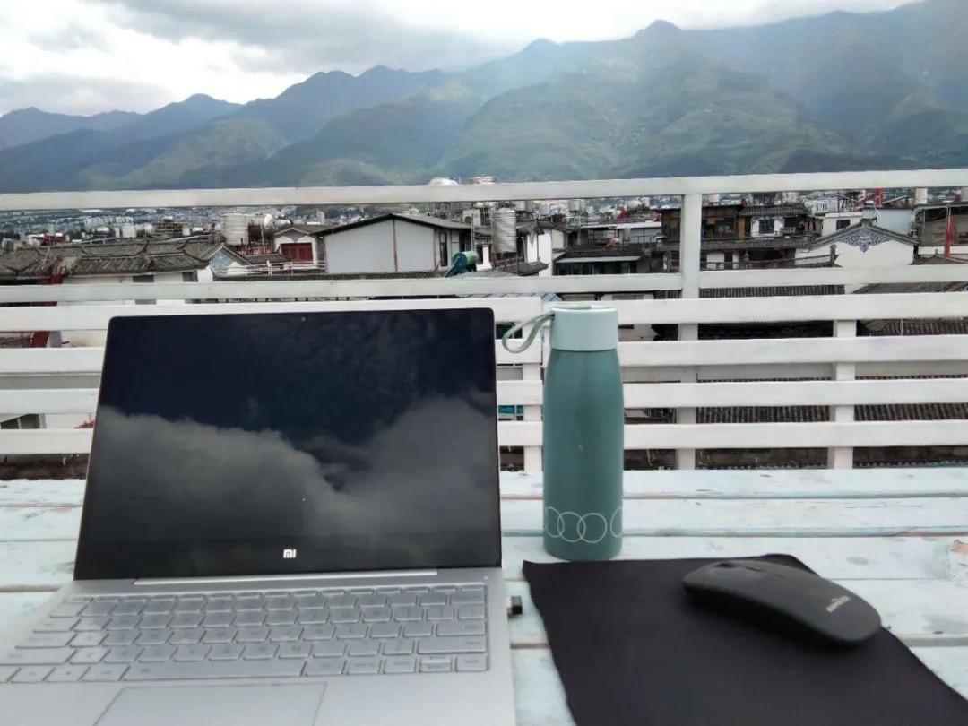 大理客栈月租百元，散步、读书、摆摊