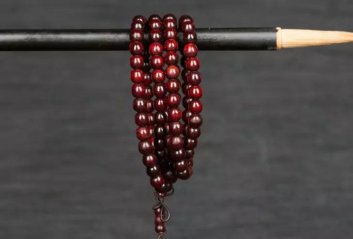 小叶紫檀手串值得入手吗,现在的小叶紫檀手串怎么样