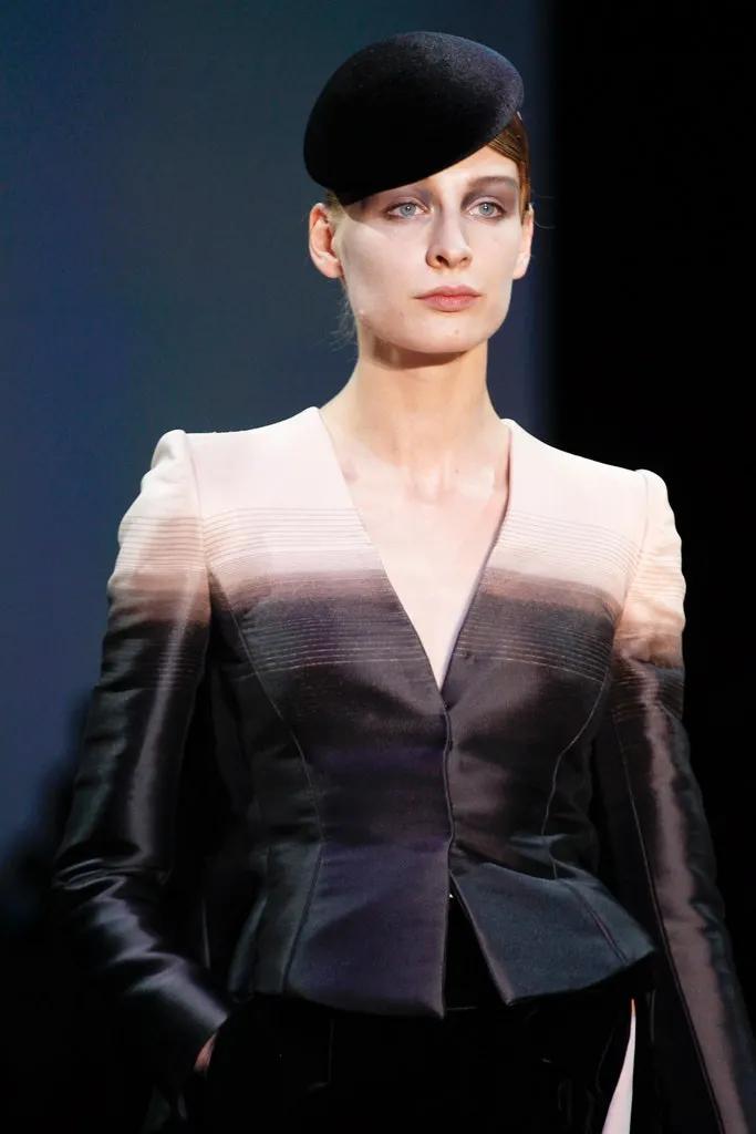 女明星红毯造型少不了它？网友：论优雅，还得是Armani的设计