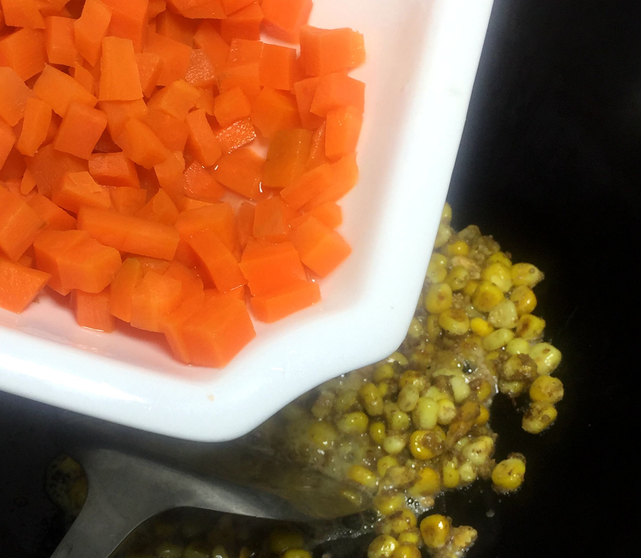 金玉满堂红萝卜炒玉米丁,金玉满堂玉米粒黄瓜胡萝卜的做法