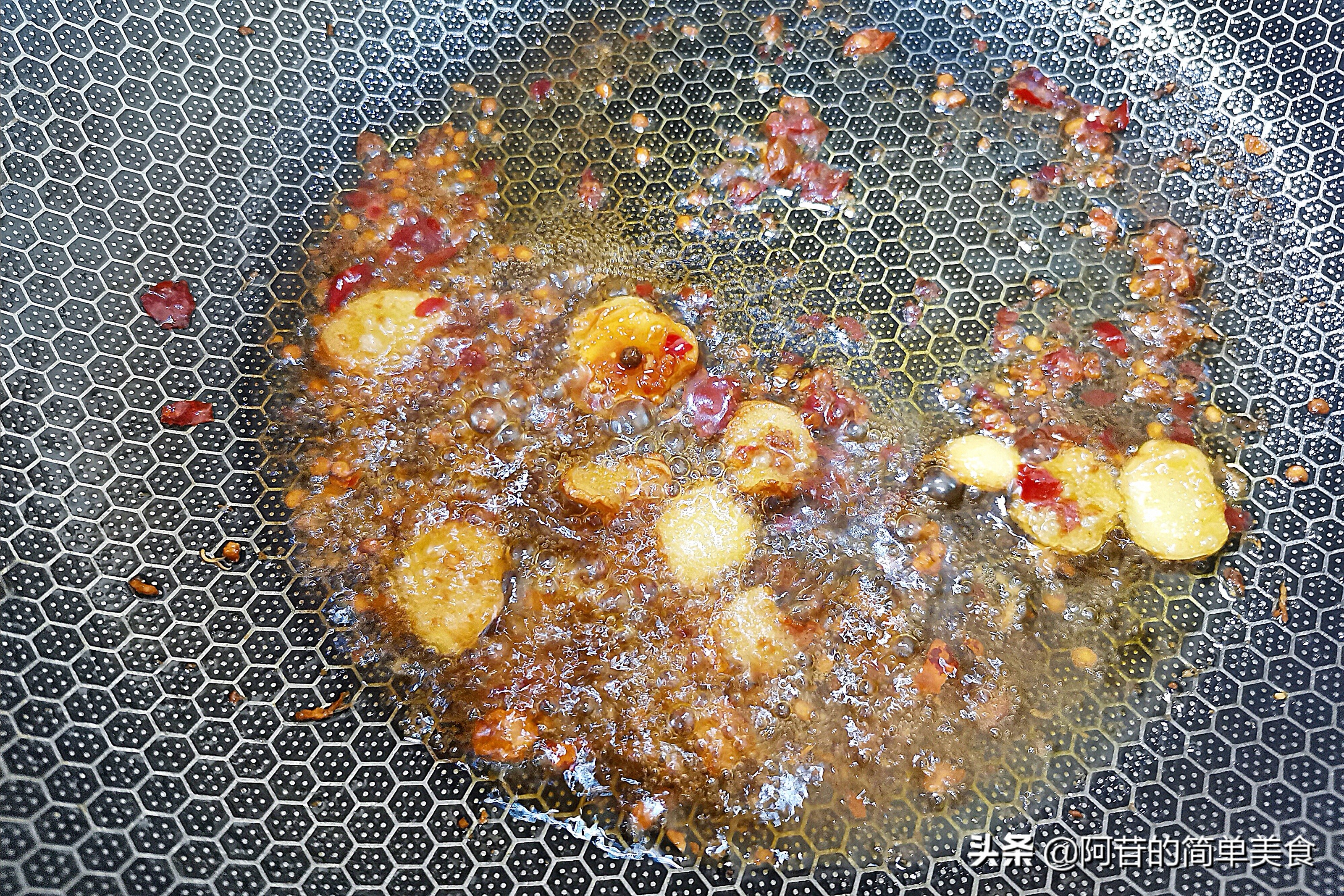 虾仁炒得嫩滑原来还有这一招,蒜苔玉米和虾仁可以炒在一起吗