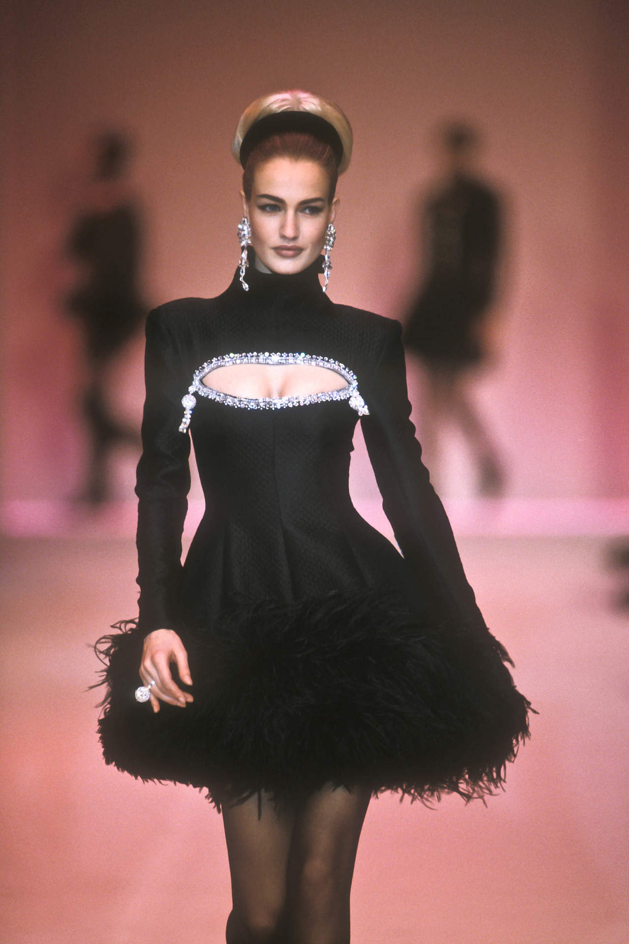 美若天仙却遭家暴毁容,荷兰顶级超模沦落为夜店女郎