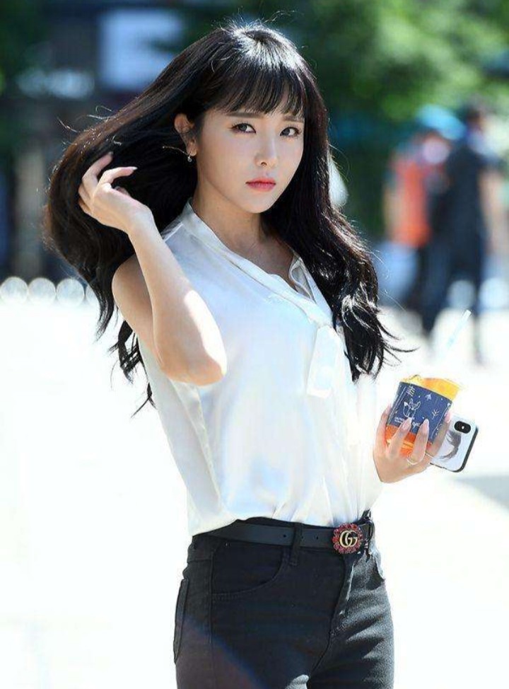 韩*歌国**手洪真英为何能够霸屏中国网络？网友：歌好，人好！