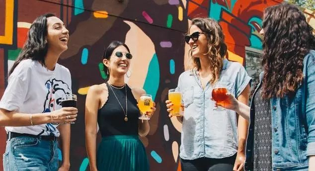 为啥女人喷香水,女人为什么爱喷刺鼻的香水