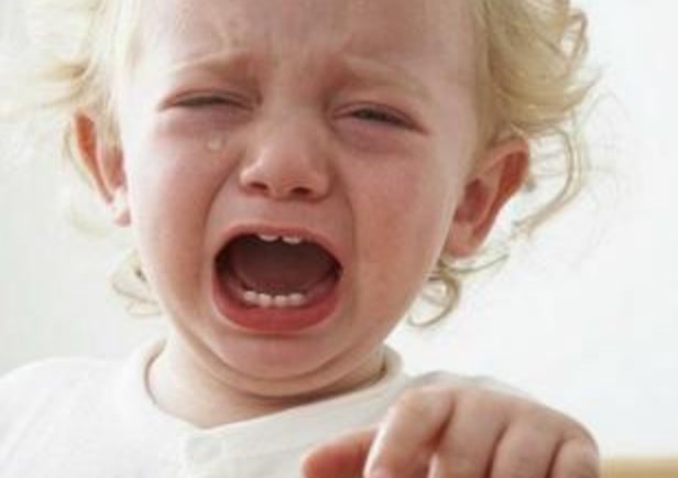 孩子异物卡喉妈妈及时救治,气管异物妈妈急救