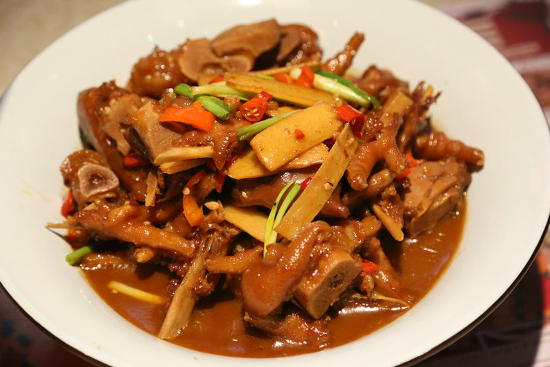 这家虾铺有搞作，在红色的海洋中剥龙虾看球，好热闹