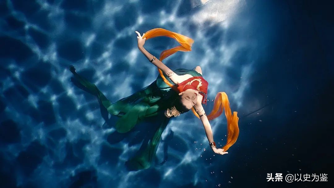 河南卫视为什么“炸圈”？水下舞蹈有多辛苦？我和主创聊了聊