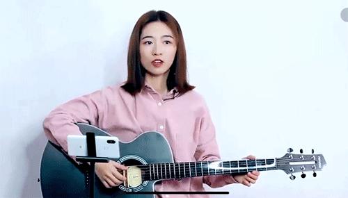 我用这把吉他，圆了青*梦春**