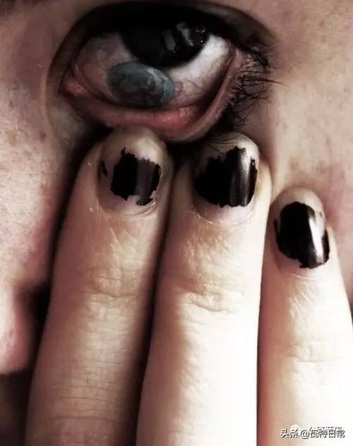 都别动！我掉了一只隐形眼镜