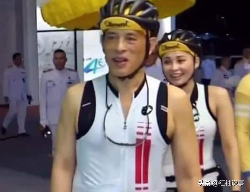 西拉米产后出院排场大,泰王亲自推轮椅,群臣跪拜提帮功母子