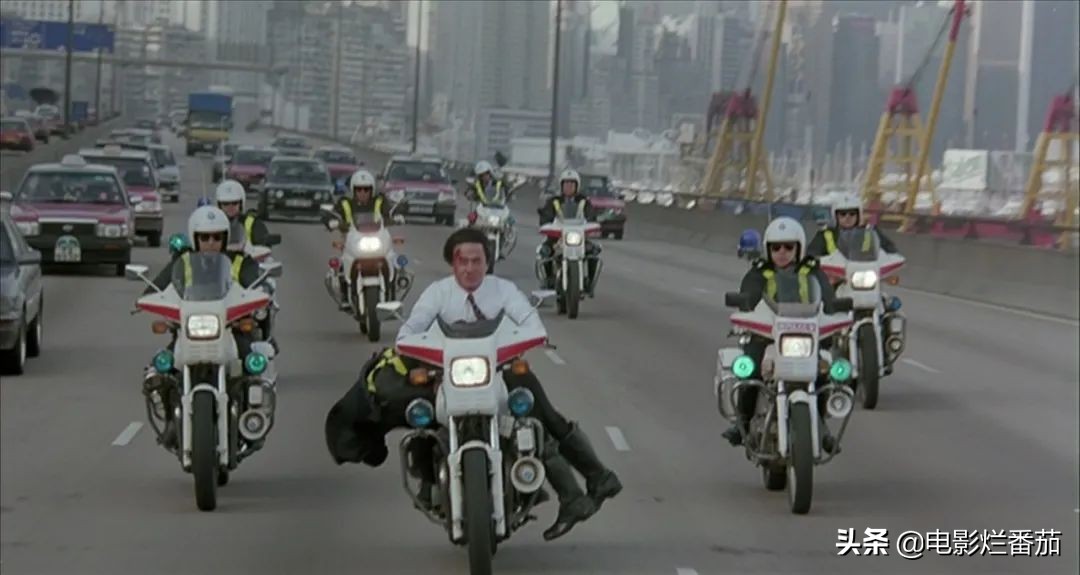 一急之下炒掉导演自己来，成龙在放火烧掉整条街后，电影终于大卖