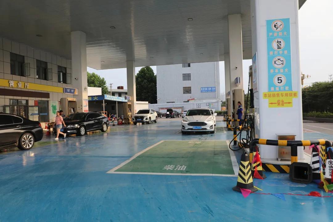 亮了!靓了!更有量了!峰峰“老旧小”加油站穿上了“新衣”