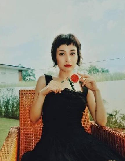 37岁吴昕做客薇娅直播间，一改往日自卑，3分钟卖出6400枚蛋黄酥