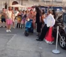 巴洛特利又犯傻！花钱让服务员跳海，还炫耀自己现在很有钱