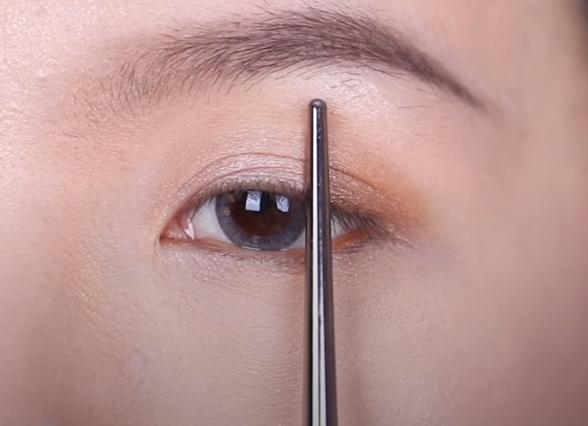 儿童粉色眼影的画法步骤大全,眼影化妆步骤的先后顺序图