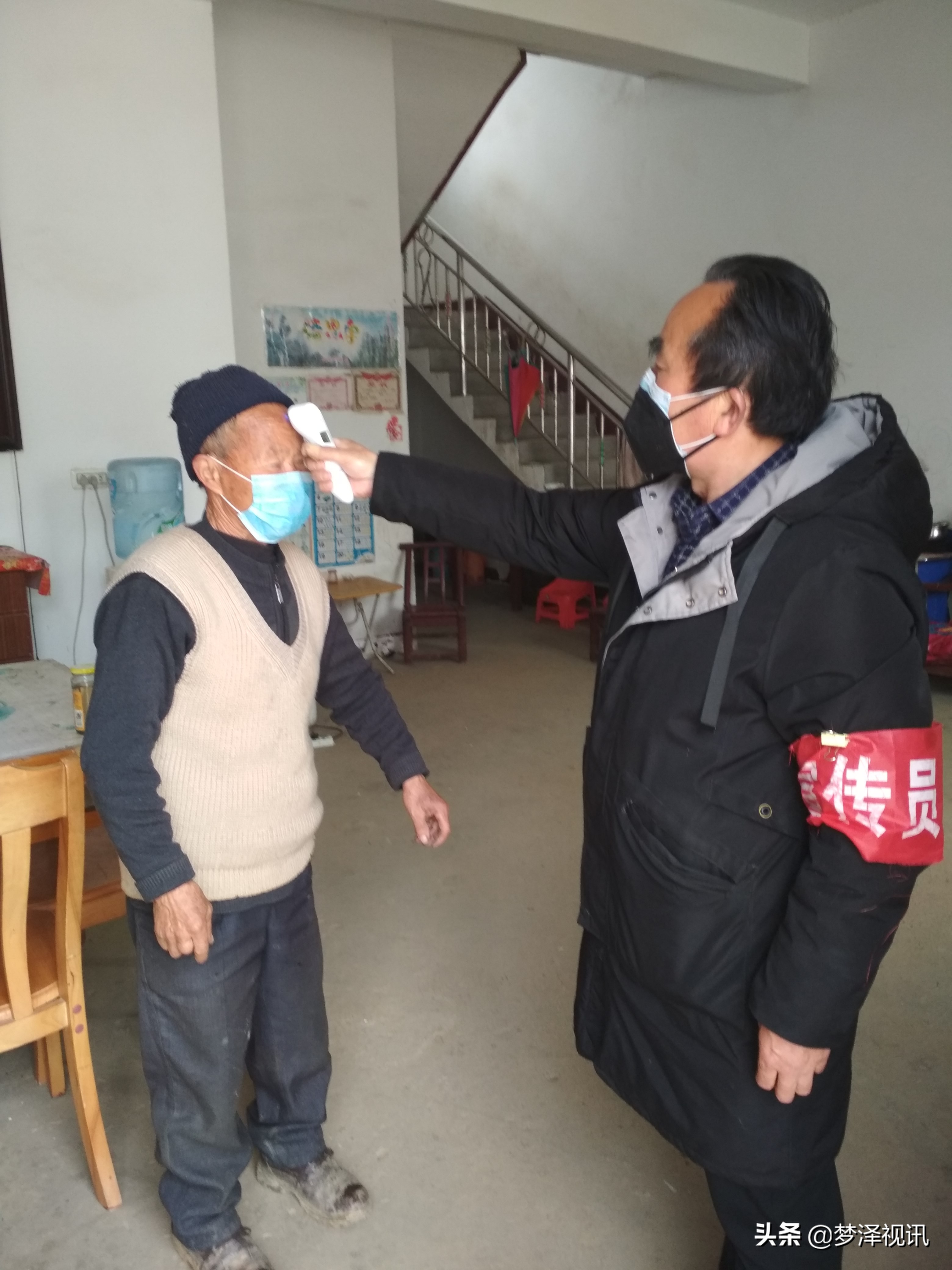 老爹支持儿子为抗日做贡献,父亲带领下全家参与抗疫