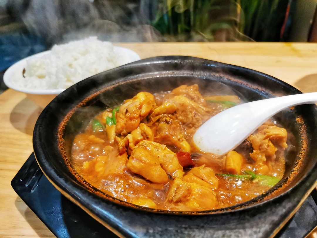 济南的黄焖鸡为什么那么好吃,黄焖鸡米饭起源于济南哪里