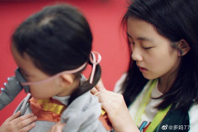 孙莉晒大女儿画作,多多和孙莉的画